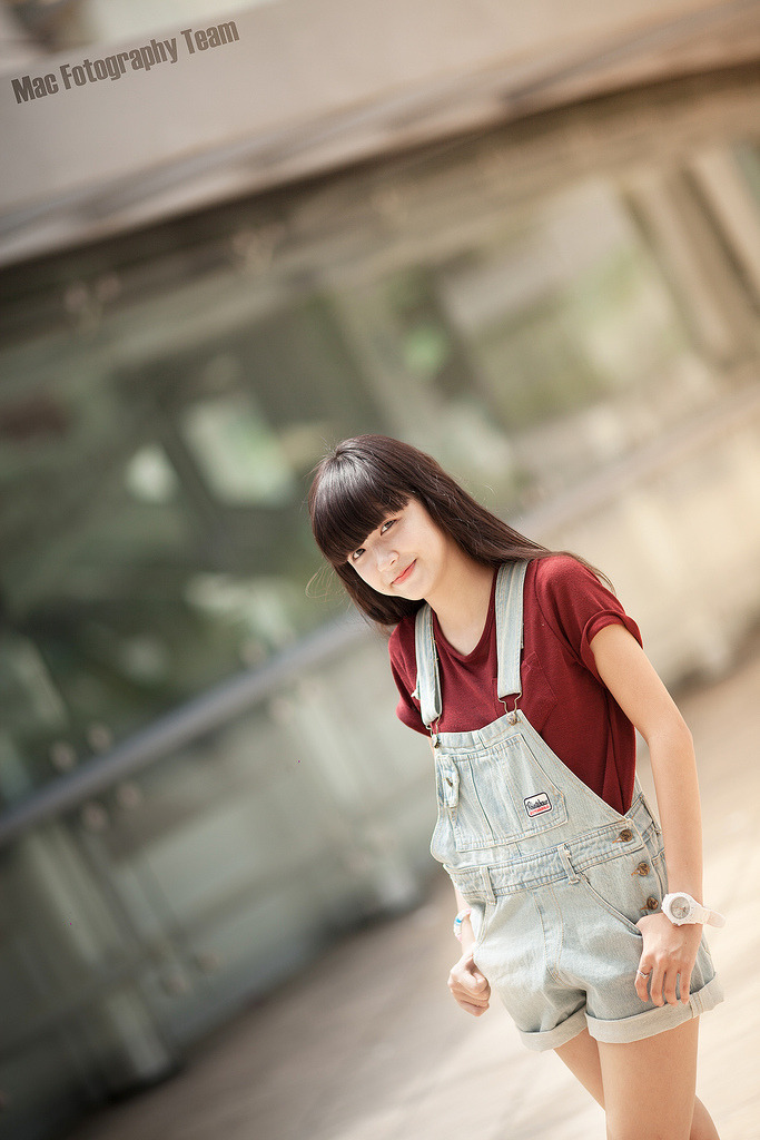 伸進(jìn)她的小內(nèi)褲瘋狂揉摸小說